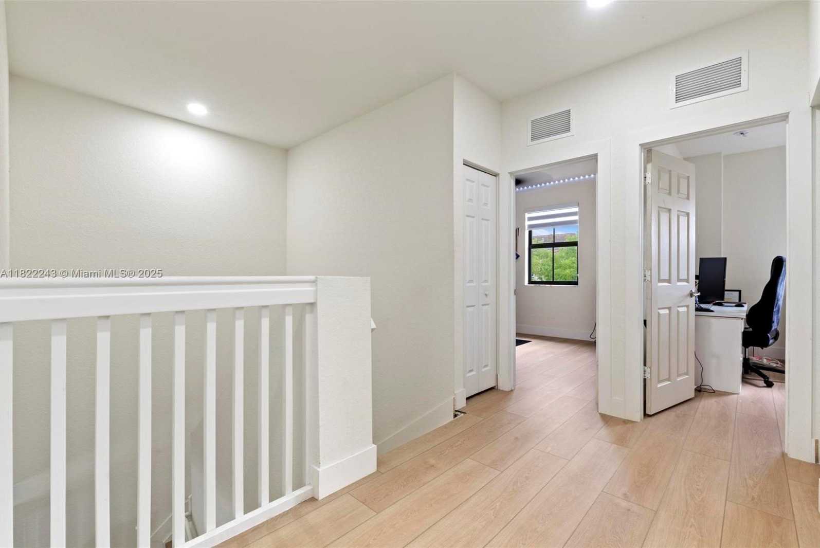 Small Image of 10129 W 32nd Ln, Hialeah, FL 33018, USA Number 16