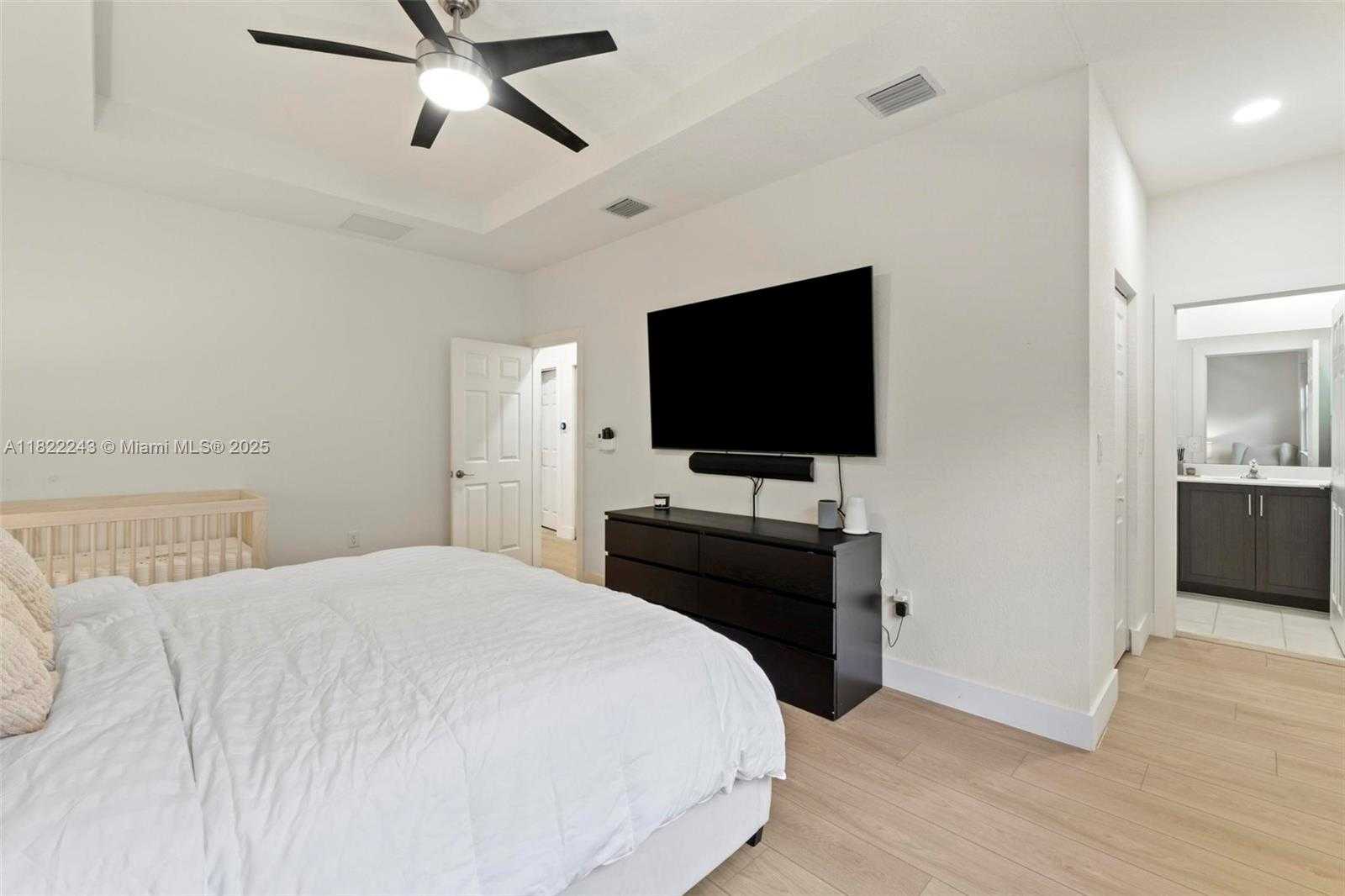 Small Image of 10129 W 32nd Ln, Hialeah, FL 33018, USA Number 18