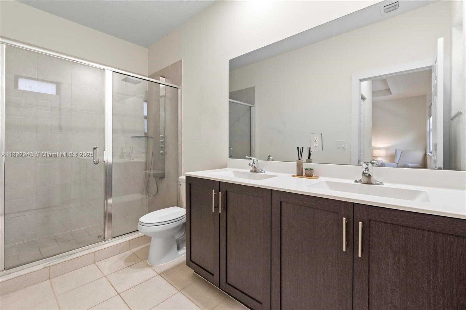 Small Image of 10129 W 32nd Ln, Hialeah, FL 33018, USA Number 19