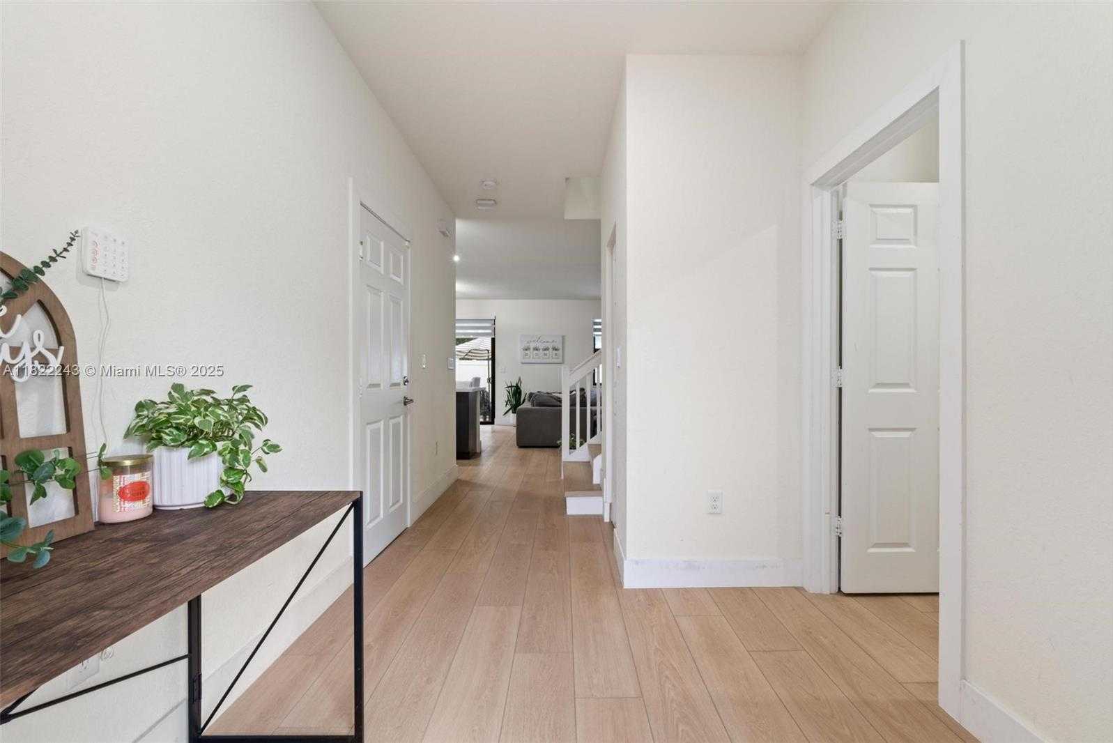 Small Image of 10129 W 32nd Ln, Hialeah, FL 33018, USA Number 2