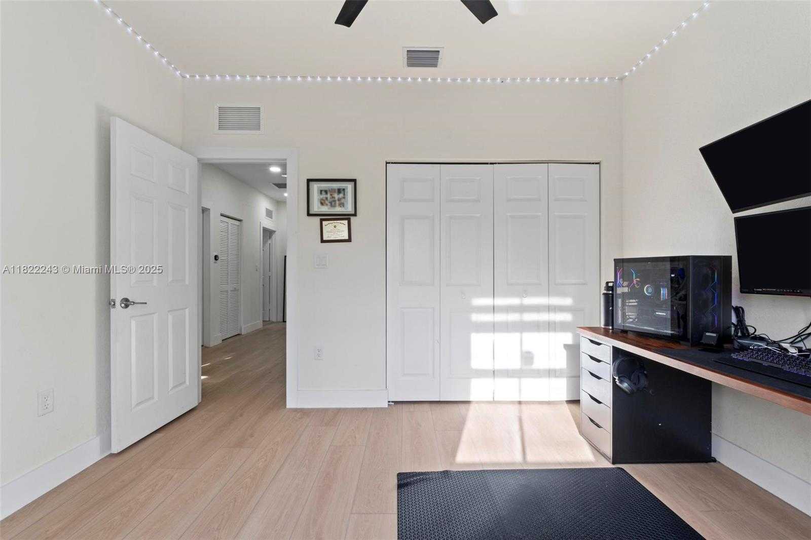 Small Image of 10129 W 32nd Ln, Hialeah, FL 33018, USA Number 21
