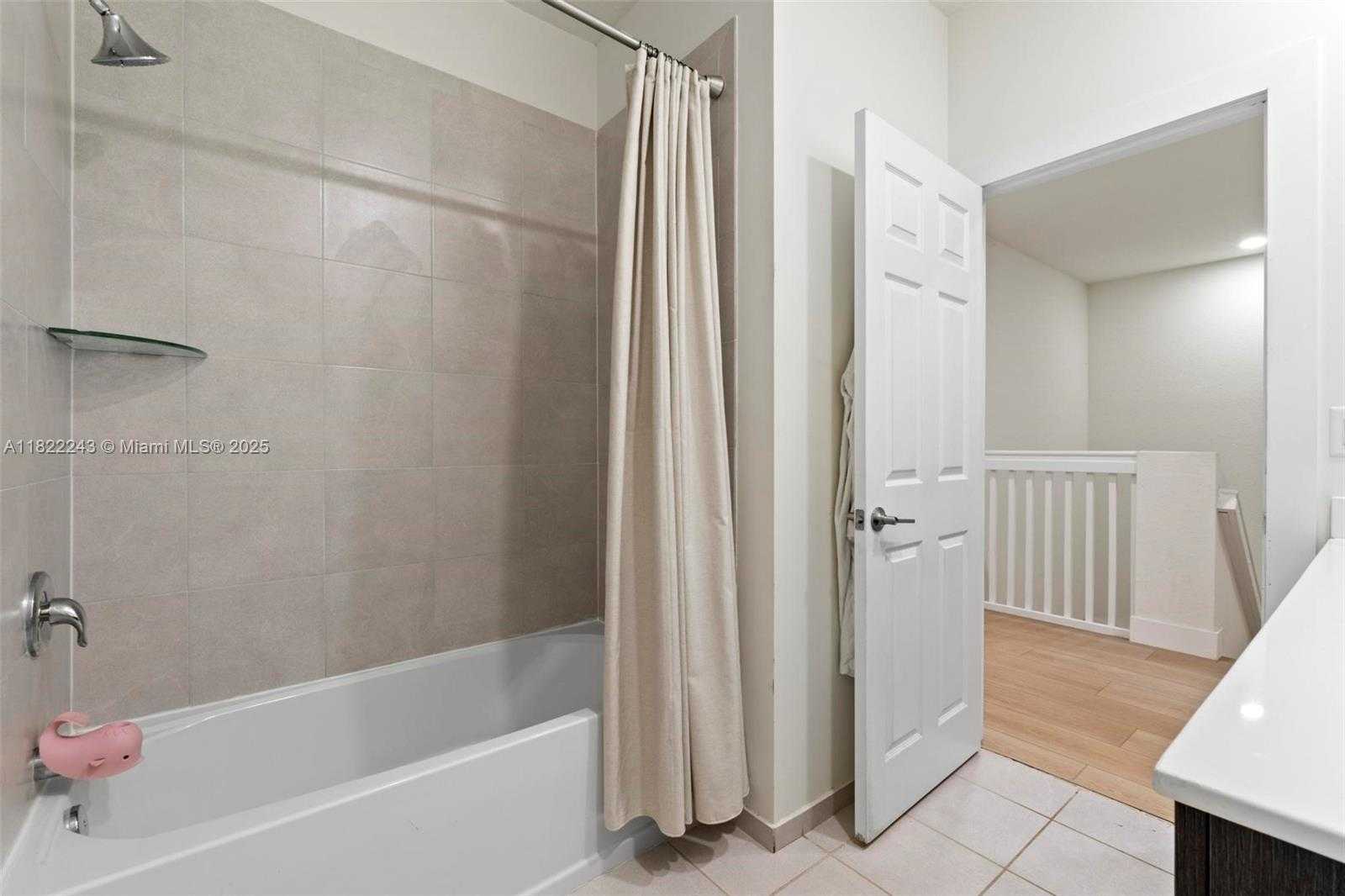 Small Image of 10129 W 32nd Ln, Hialeah, FL 33018, USA Number 24