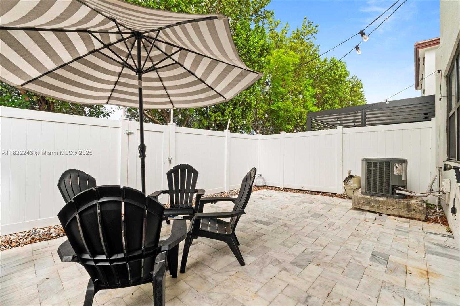 Small Image of 10129 W 32nd Ln, Hialeah, FL 33018, USA Number 26