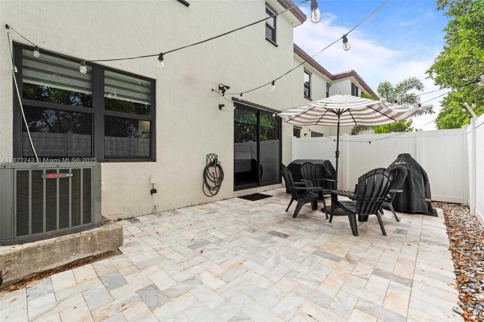 Small Image of 10129 W 32nd Ln, Hialeah, FL 33018, USA Number 27