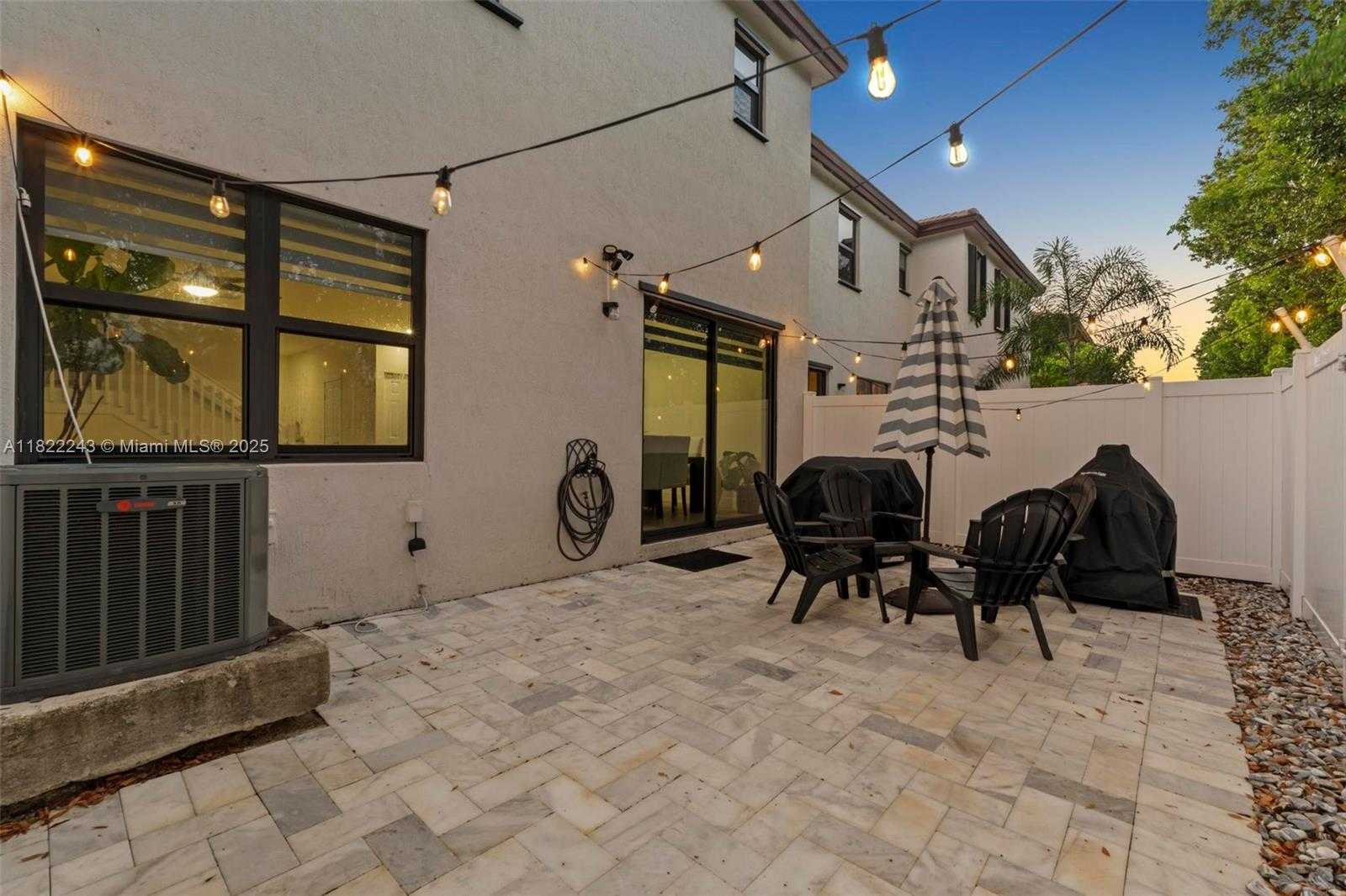 Small Image of 10129 W 32nd Ln, Hialeah, FL 33018, USA Number 28