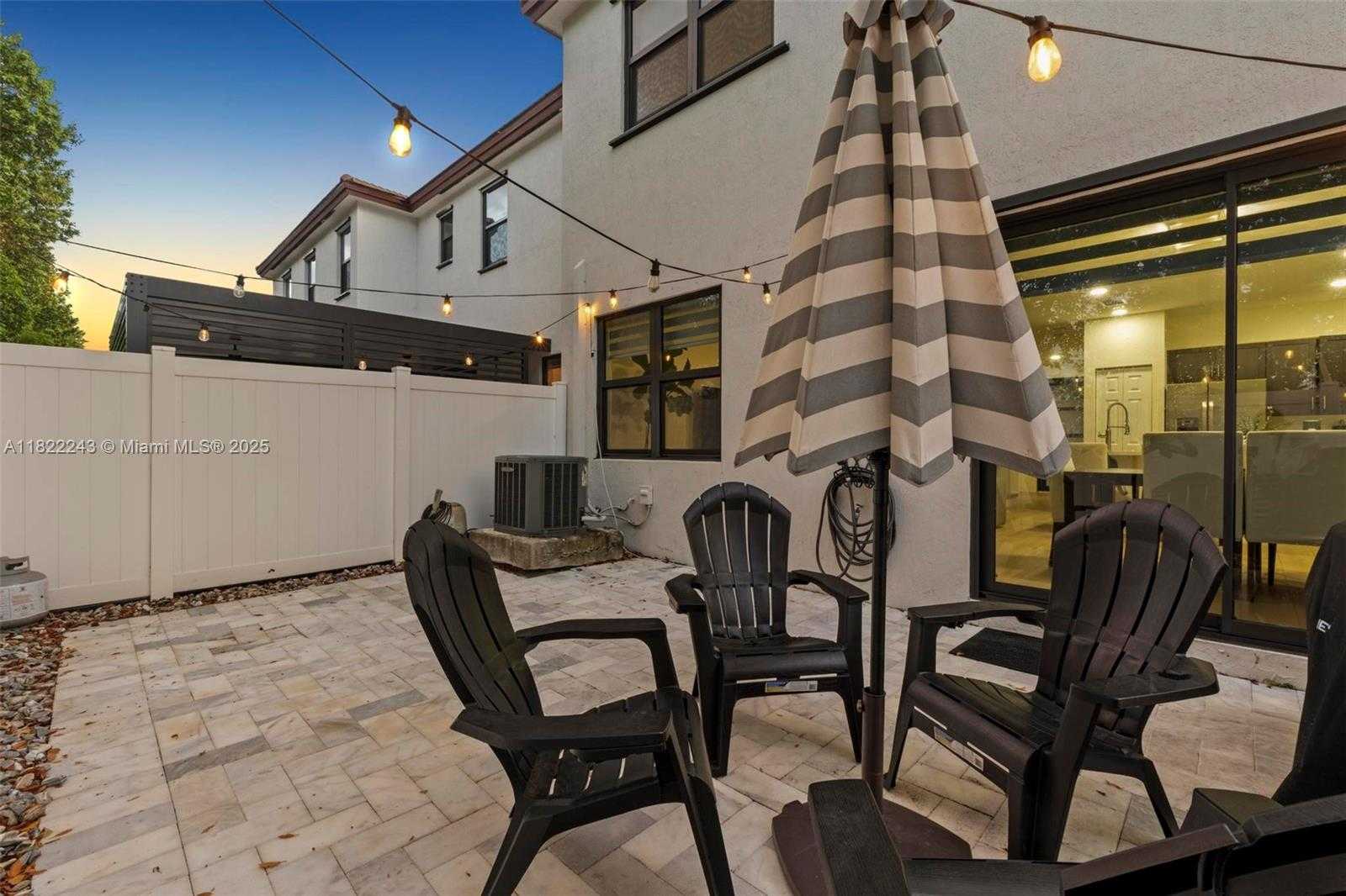 Small Image of 10129 W 32nd Ln, Hialeah, FL 33018, USA Number 29