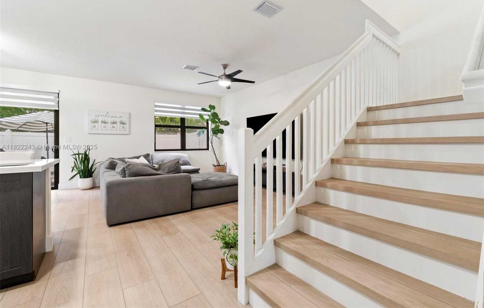 Small Image of 10129 W 32nd Ln, Hialeah, FL 33018, USA Number 5