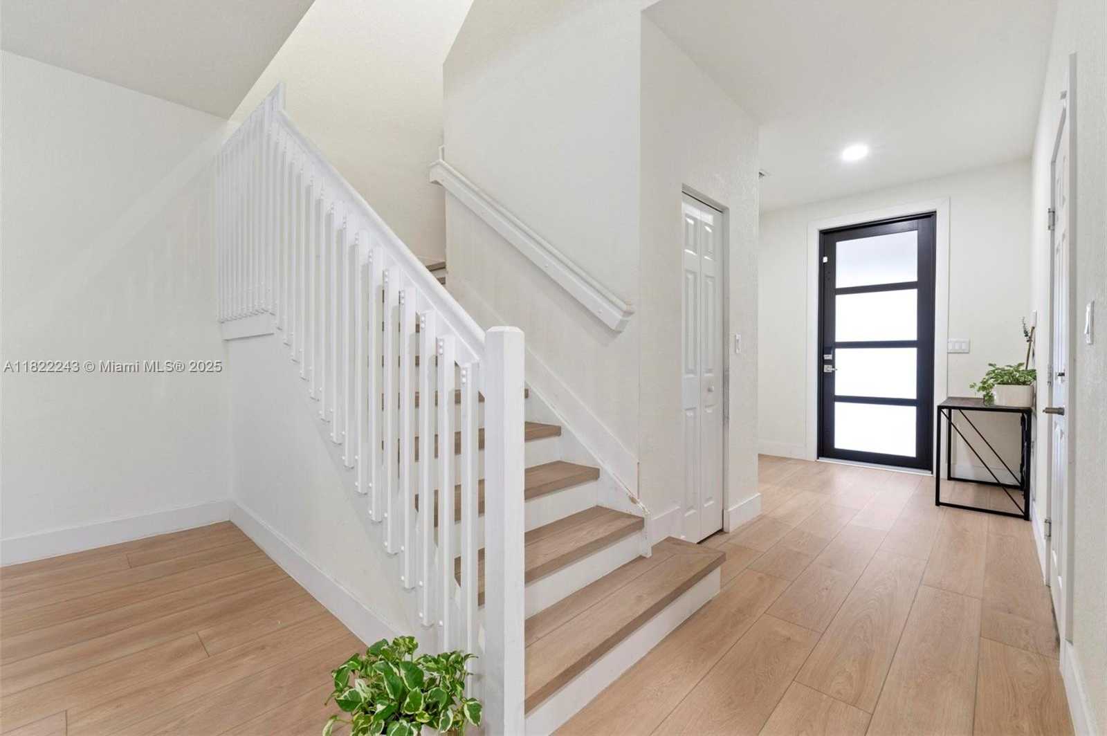 Small Image of 10129 W 32nd Ln, Hialeah, FL 33018, USA Number 6