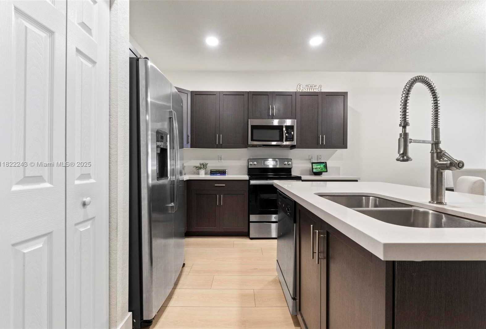 Small Image of 10129 W 32nd Ln, Hialeah, FL 33018, USA Number 9