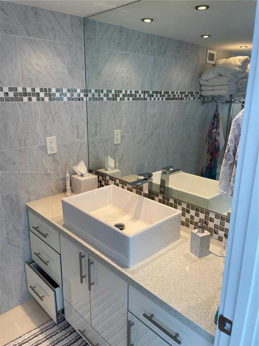 Small Image of 6039 COLLINS AVE #1525, Miami Beach Number 10