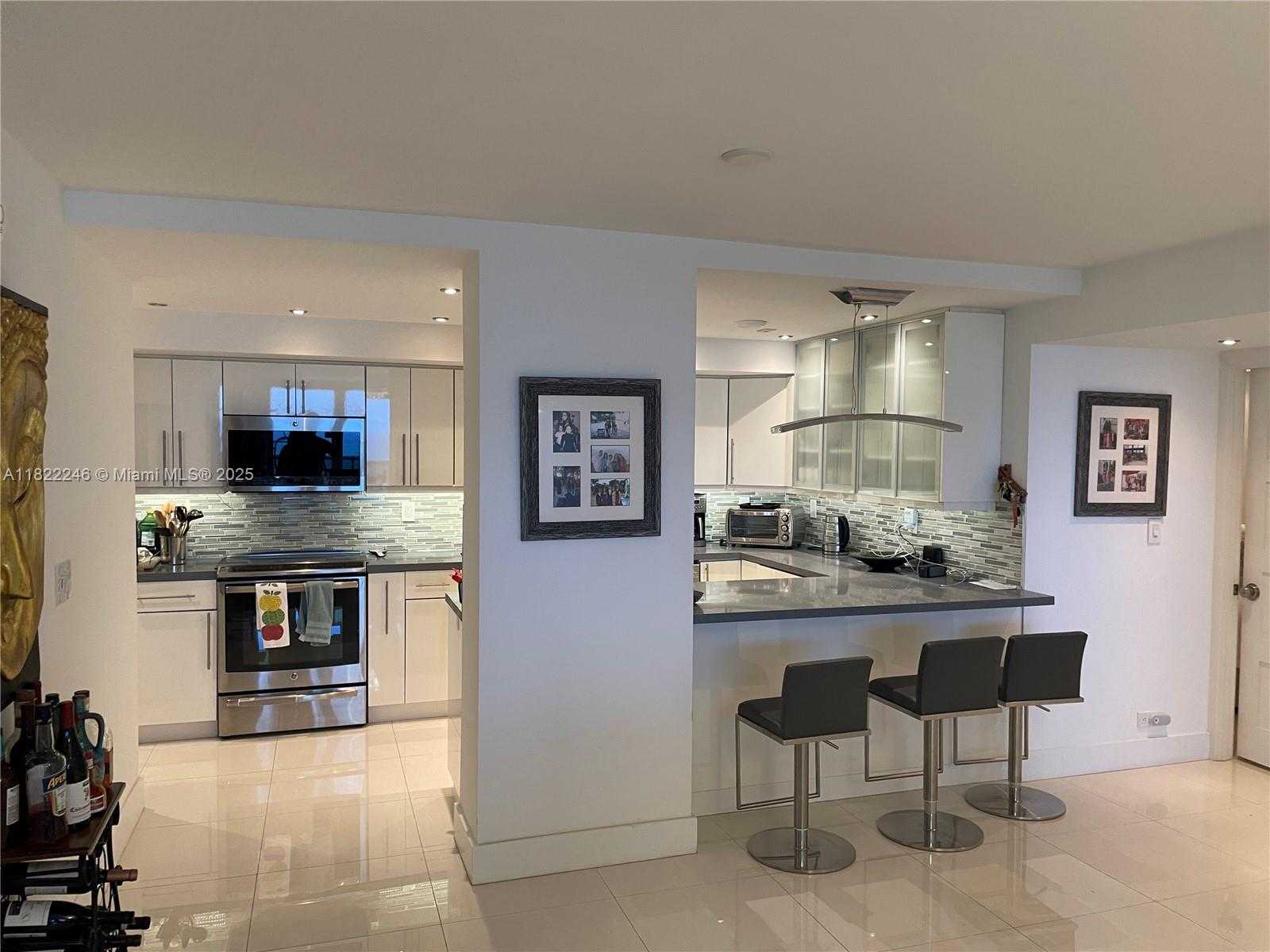 Small Image of 6039 COLLINS AVE #1525, Miami Beach Number 16