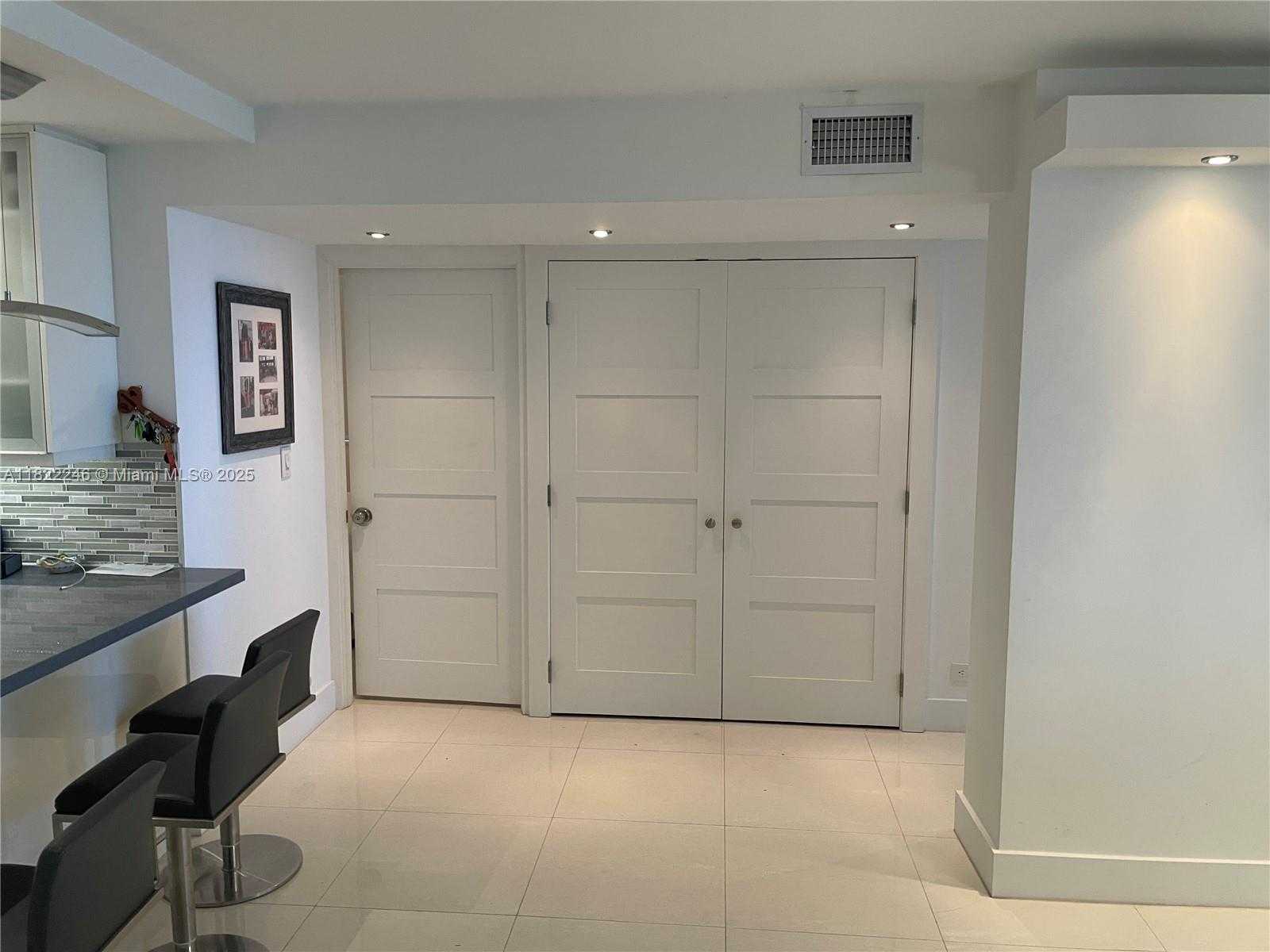 Small Image of 6039 COLLINS AVE #1525, Miami Beach Number 17