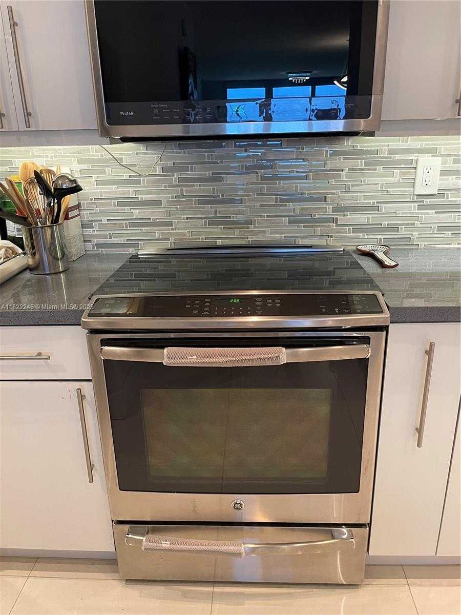 Small Image of 6039 COLLINS AVE #1525, Miami Beach Number 20
