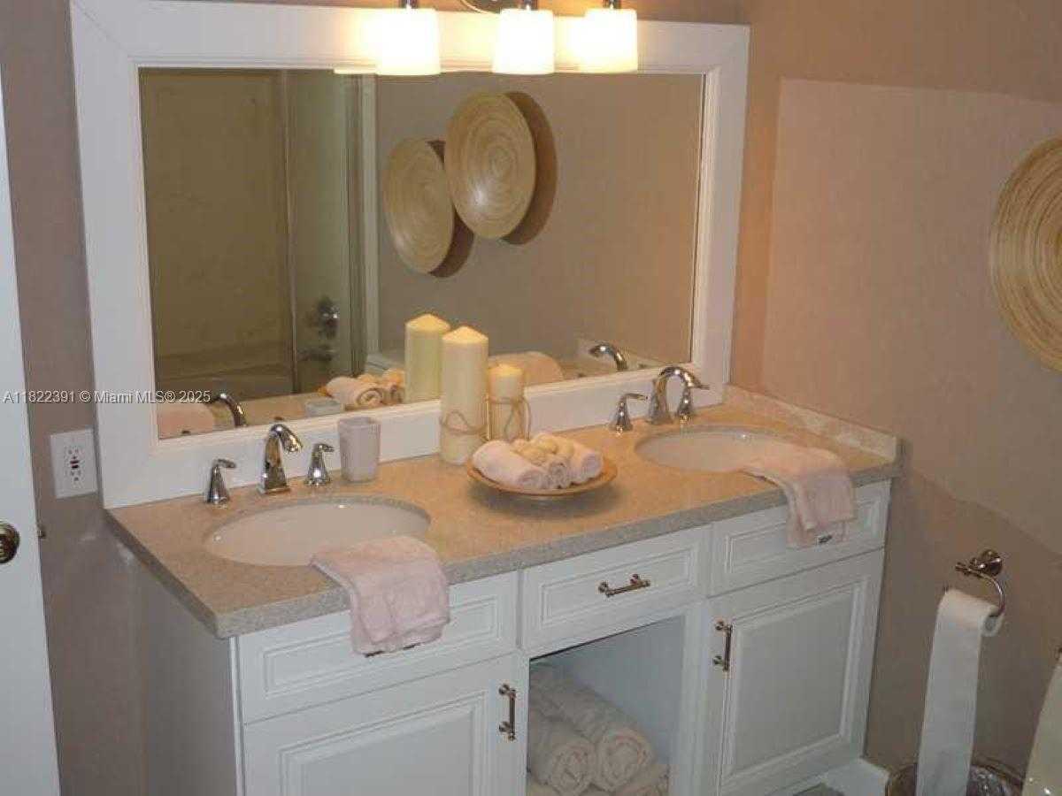 Small Image of 17600 NORTH BAY RD #N508, Sunny Isles Beach Number 11