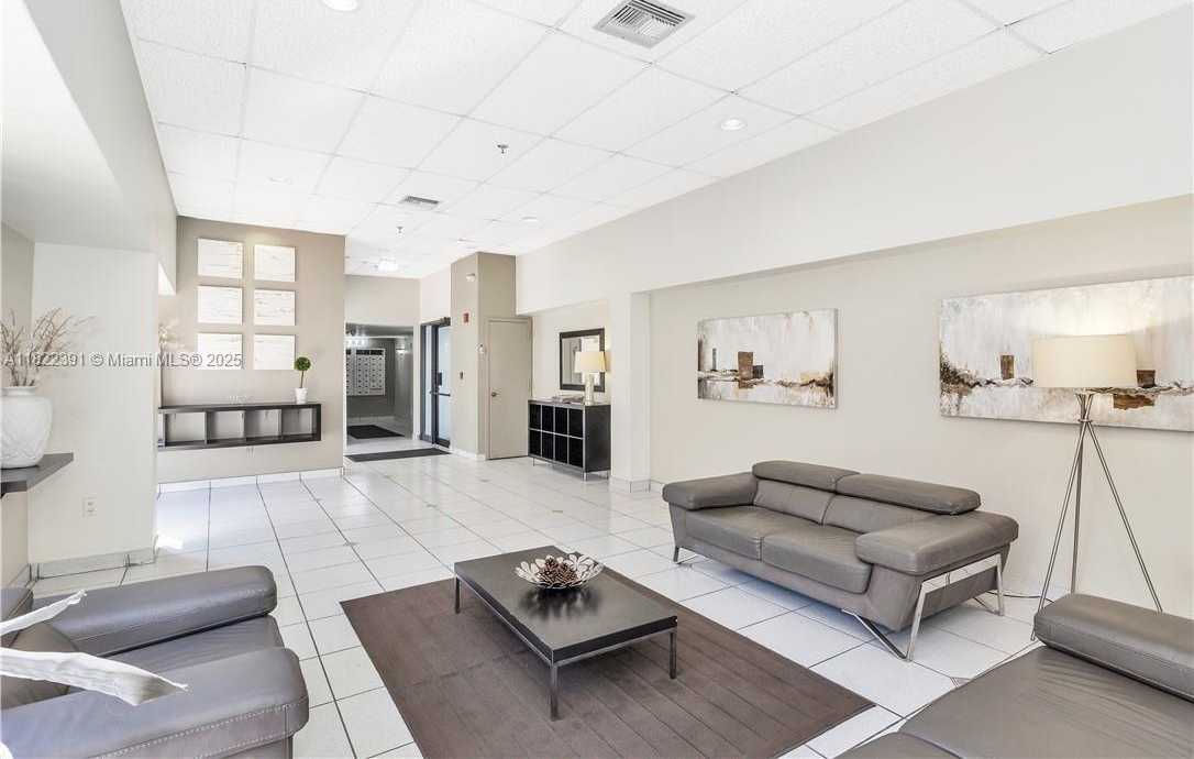 Small Image of 17600 NORTH BAY RD #N508, Sunny Isles Beach Number 4