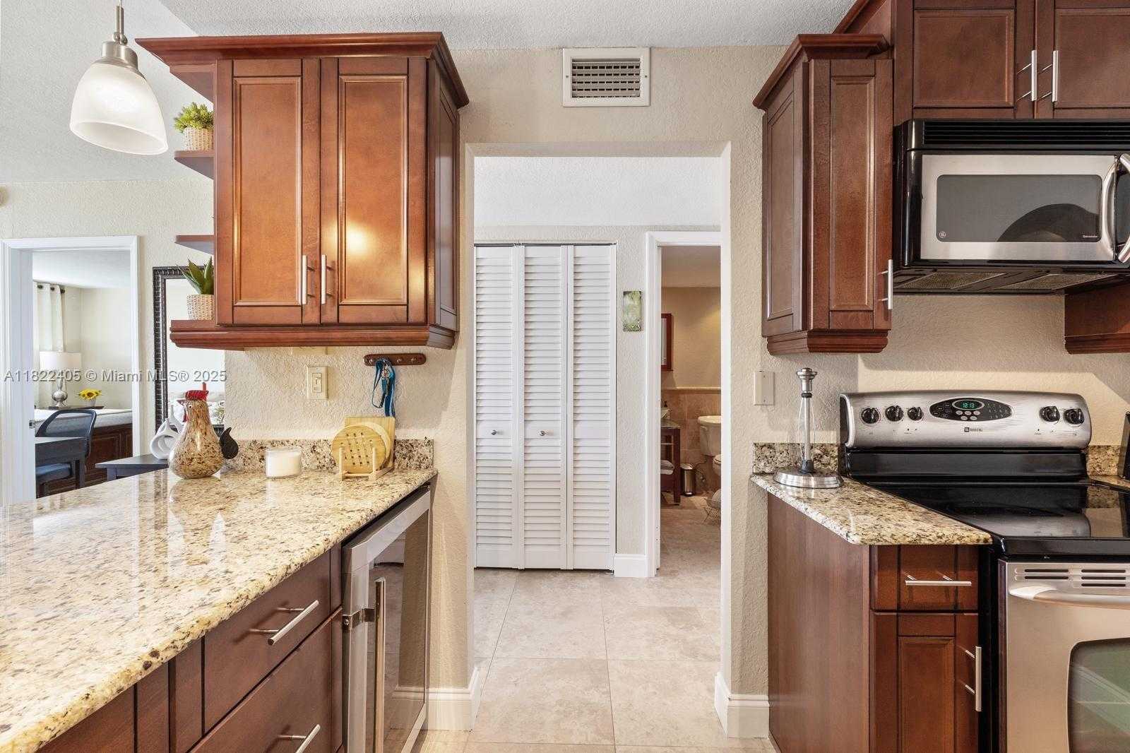 Small Image of 6900 BAY DR #6G, Miami Beach Number 12