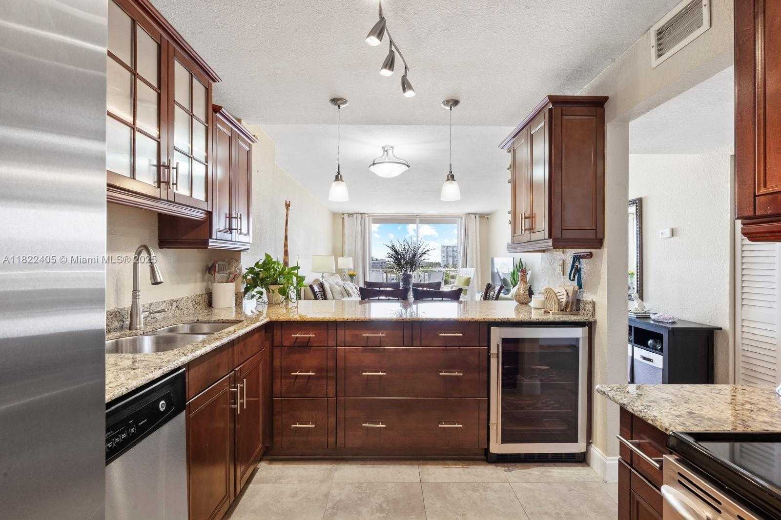 Small Image of 6900 BAY DR #6G, Miami Beach Number 14