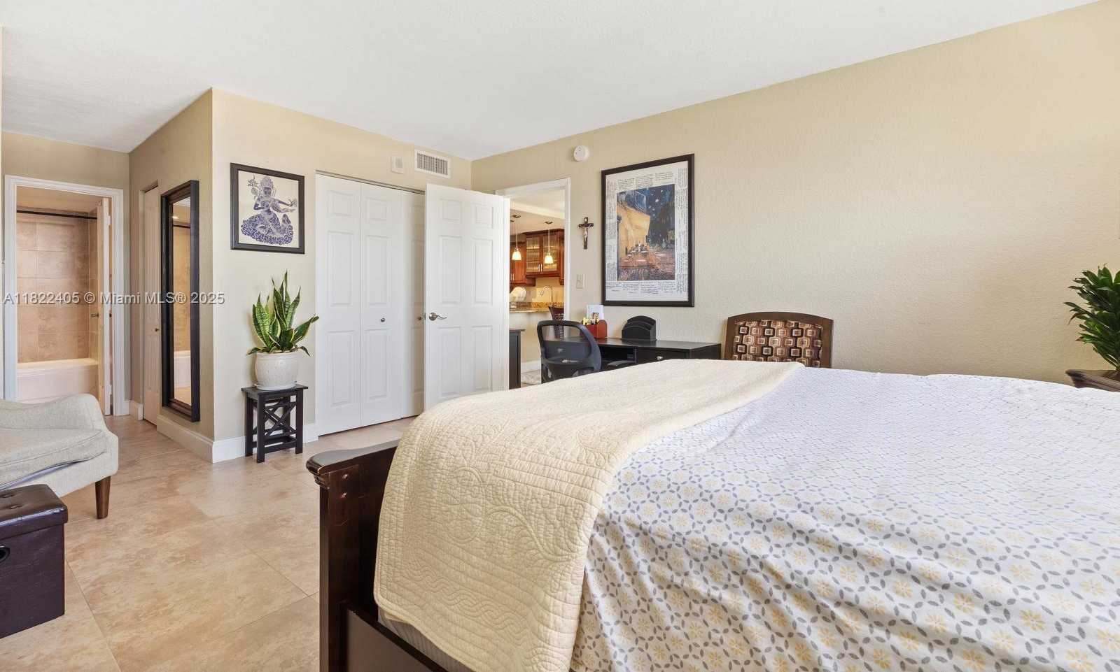 Small Image of 6900 BAY DR #6G, Miami Beach Number 21