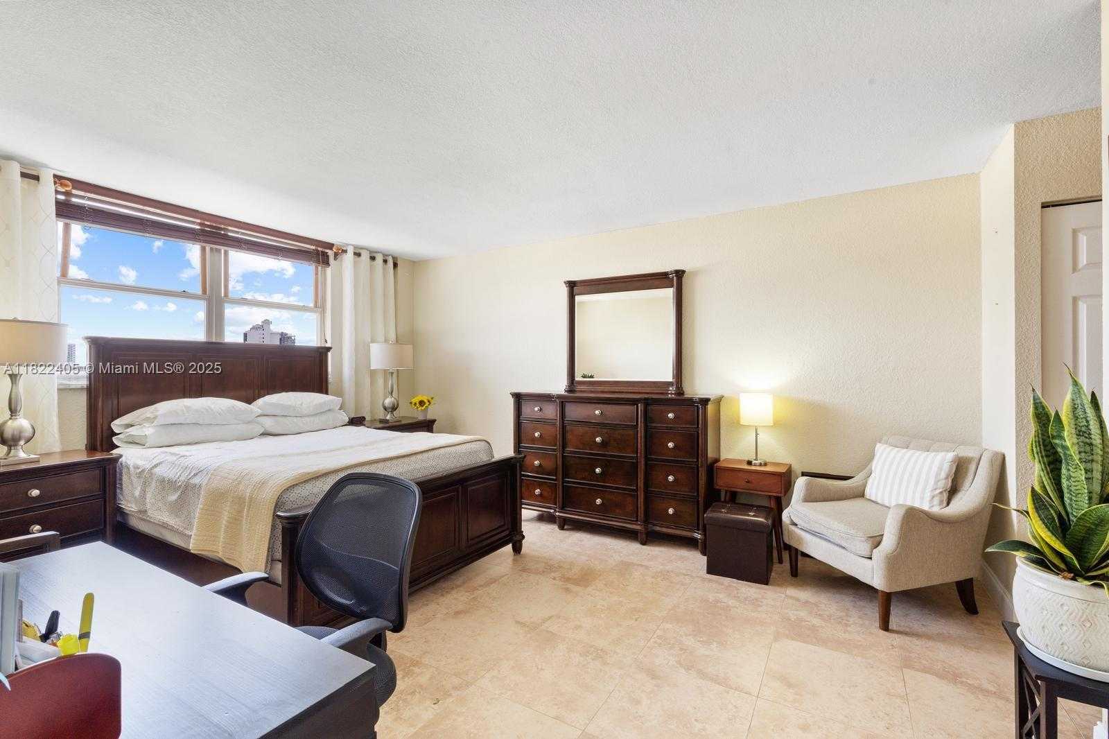 Small Image of 6900 BAY DR #6G, Miami Beach Number 22