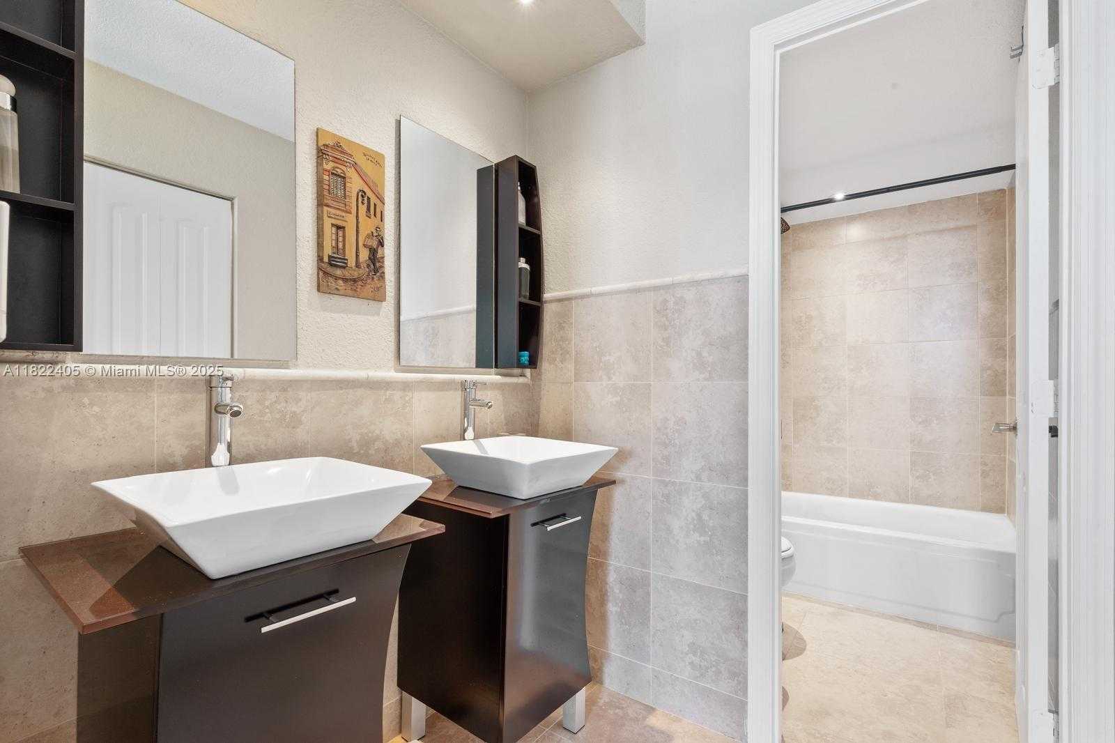 Small Image of 6900 BAY DR #6G, Miami Beach Number 23