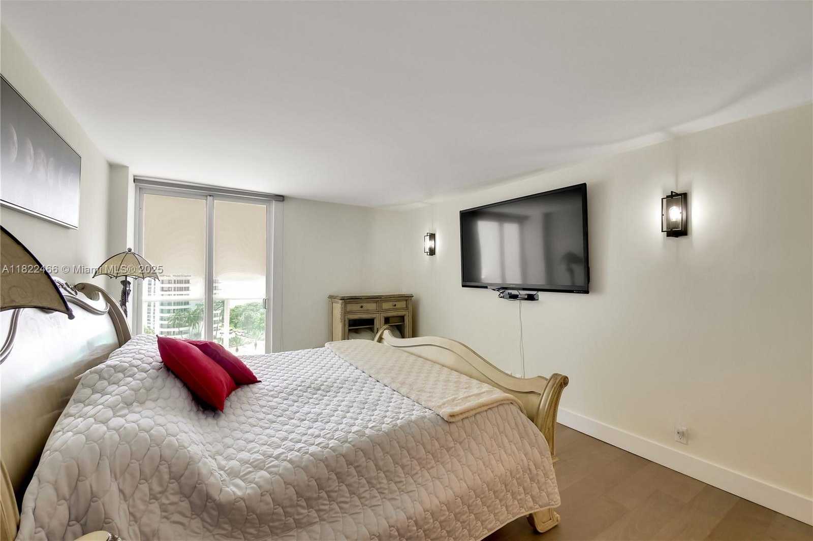 Small Image of 100 BAYVIEW DR #1008, Sunny Isles Beach Number 32