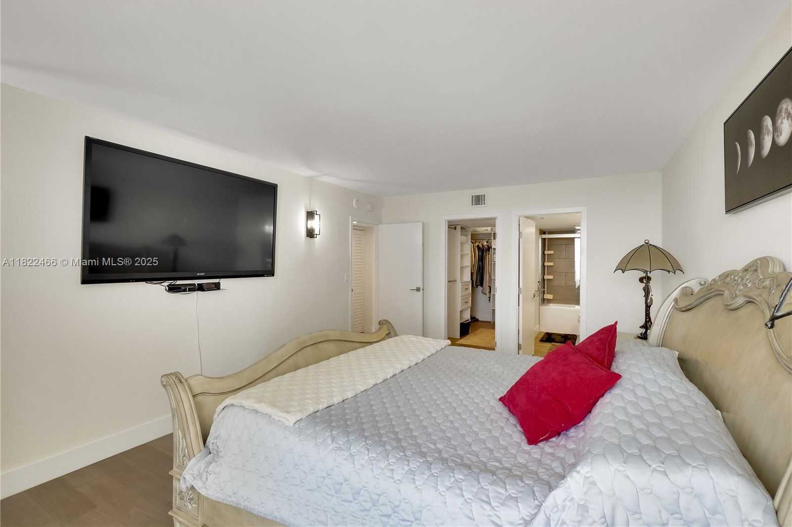 Small Image of 100 BAYVIEW DR #1008, Sunny Isles Beach Number 33
