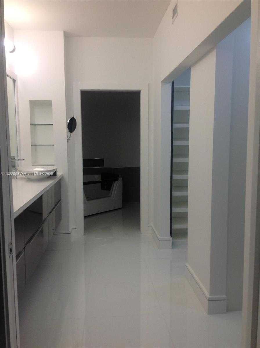 Small Image of Doral Number 25