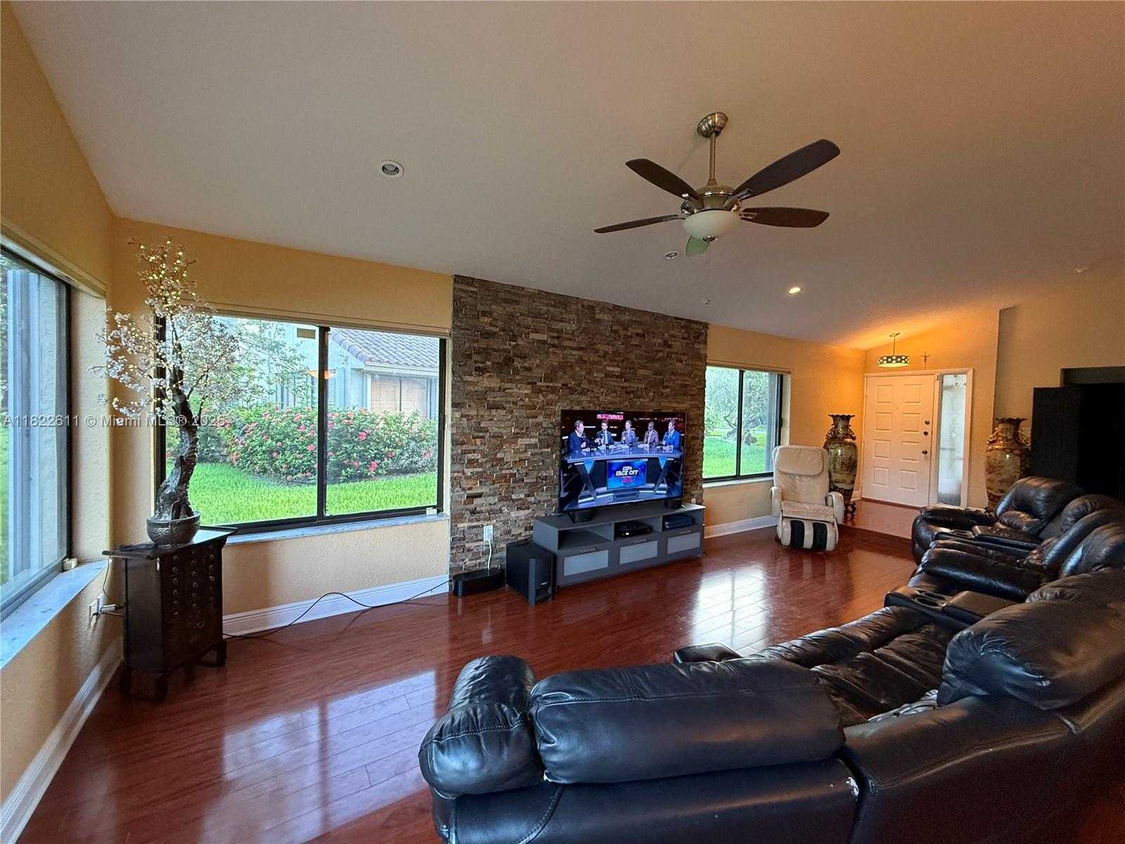 Small Image of 566 VILLAGE LAKE DRIVE, Weston Number 22