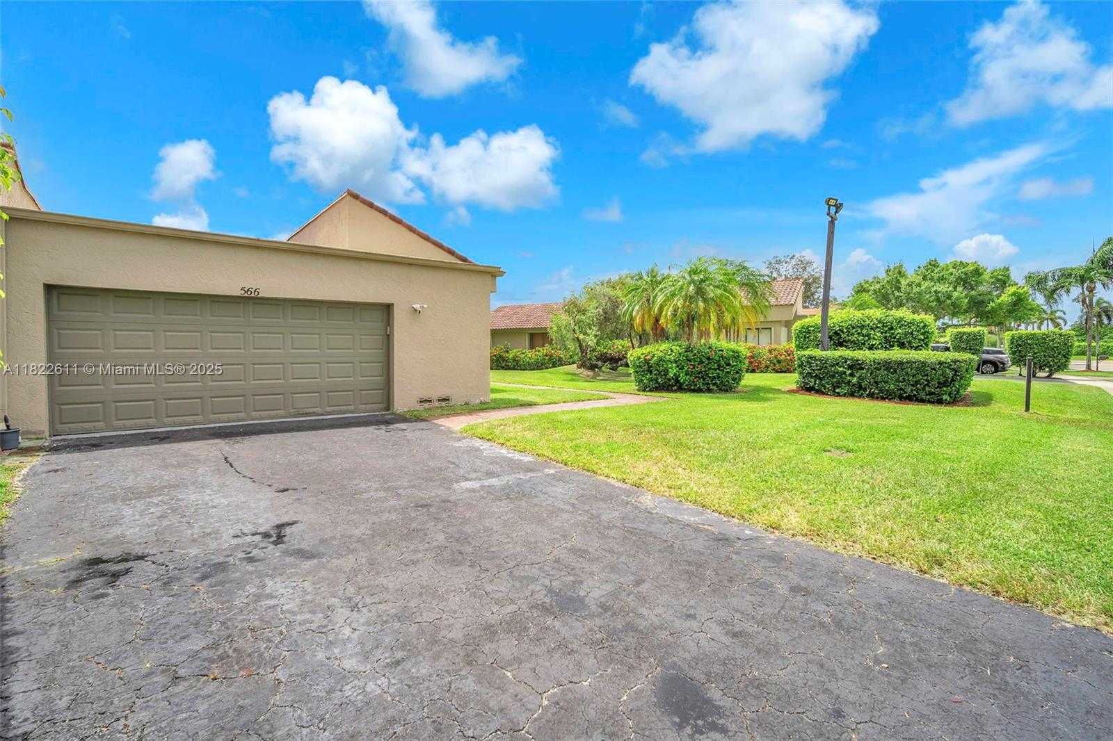 Small Image of 566 VILLAGE LAKE DRIVE, Weston Number 40