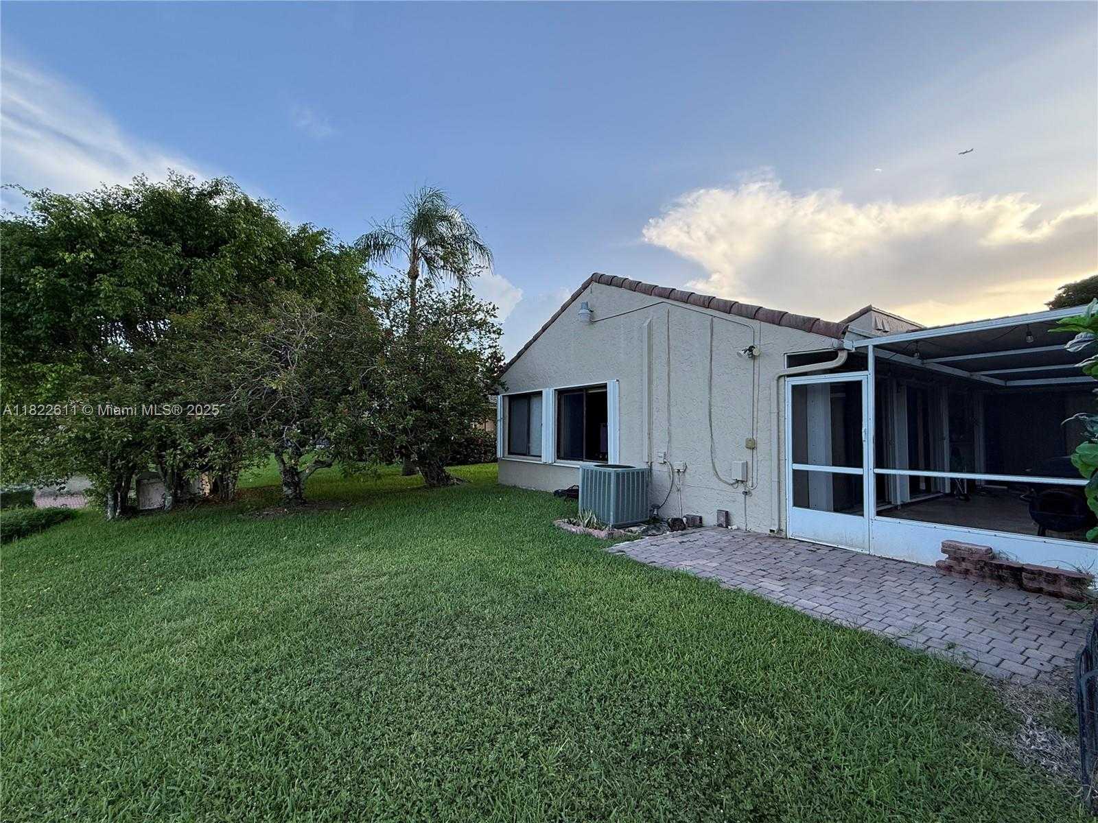 Small Image of 566 VILLAGE LAKE DRIVE, Weston Number 5