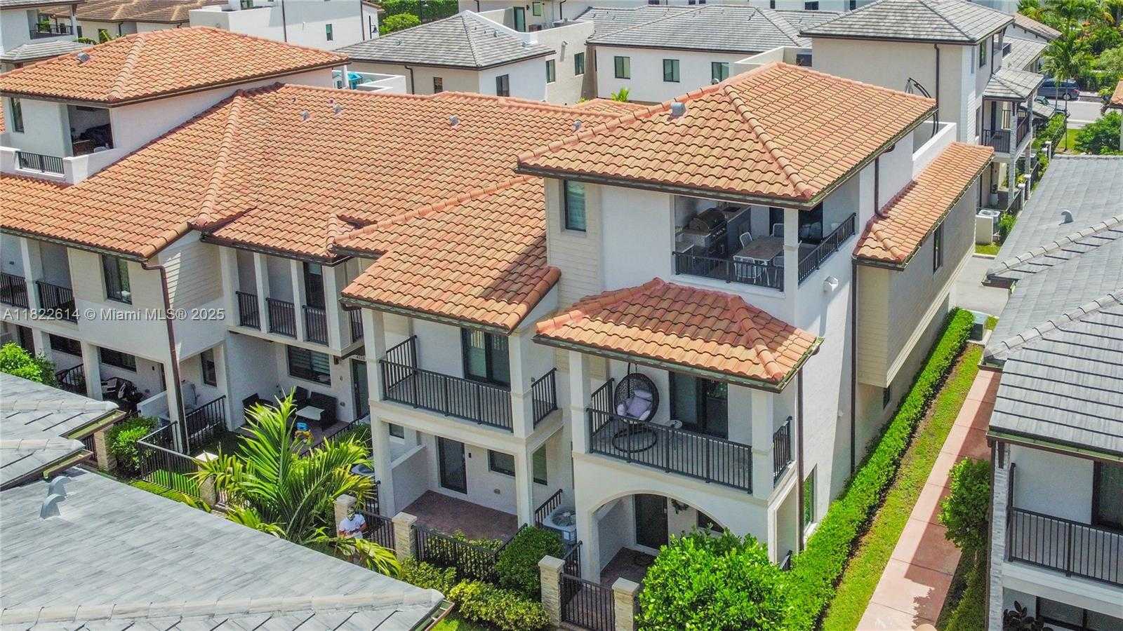 Small Image of 4809 NORTH WEST 83RD PKWY, Doral Number 2