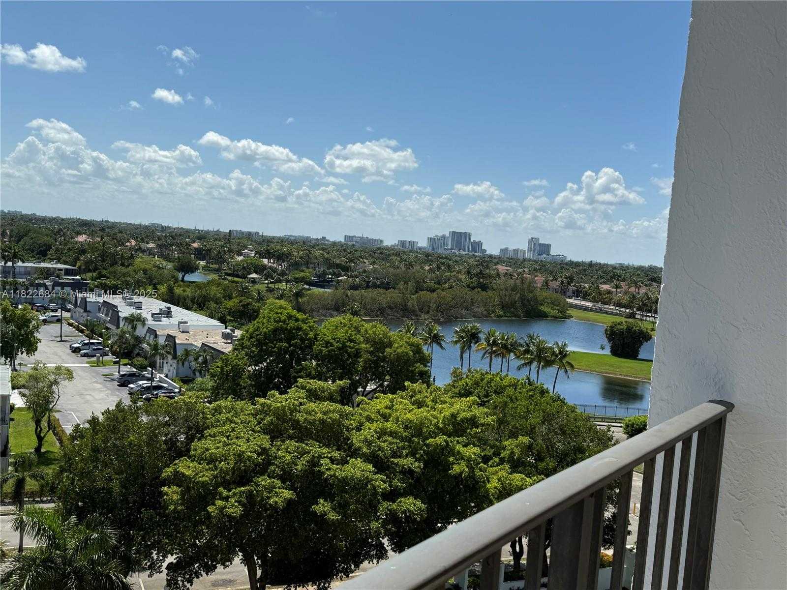 Small Image of 1000 PARKVIEW DR #905, Hallandale Beach Number 4