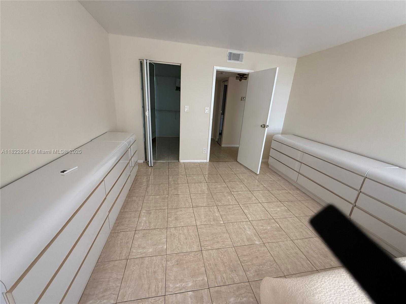 Small Image of 1000 PARKVIEW DR #905, Hallandale Beach Number 5