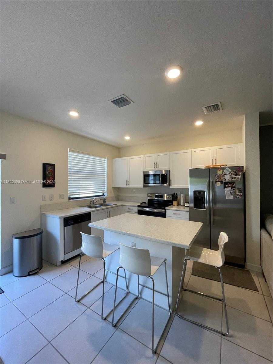 Small Image of 10586 WEST 33RD CT #10586, Hialeah Number 15