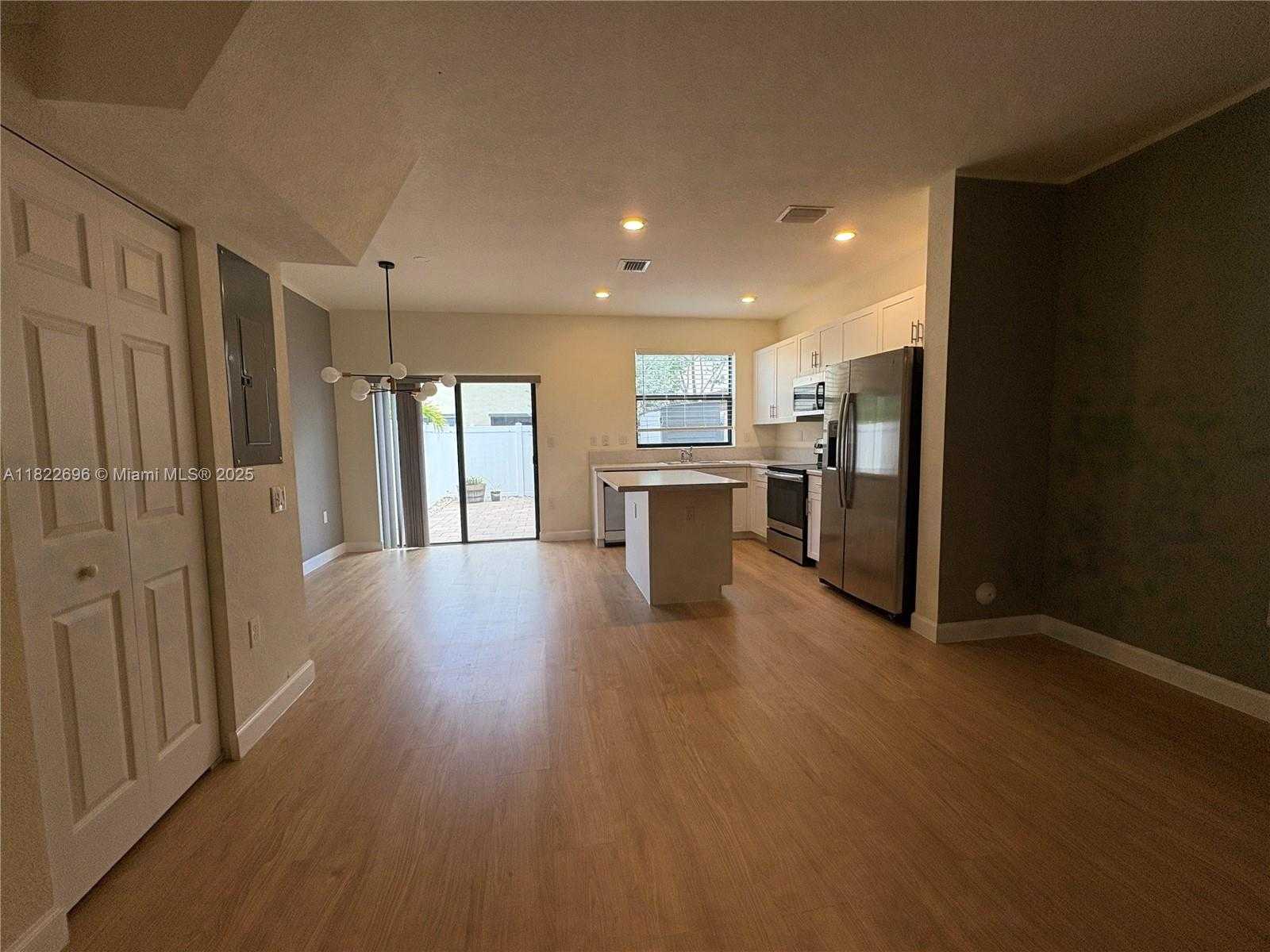 Small Image of 10586 WEST 33RD CT #10586, Hialeah Number 4