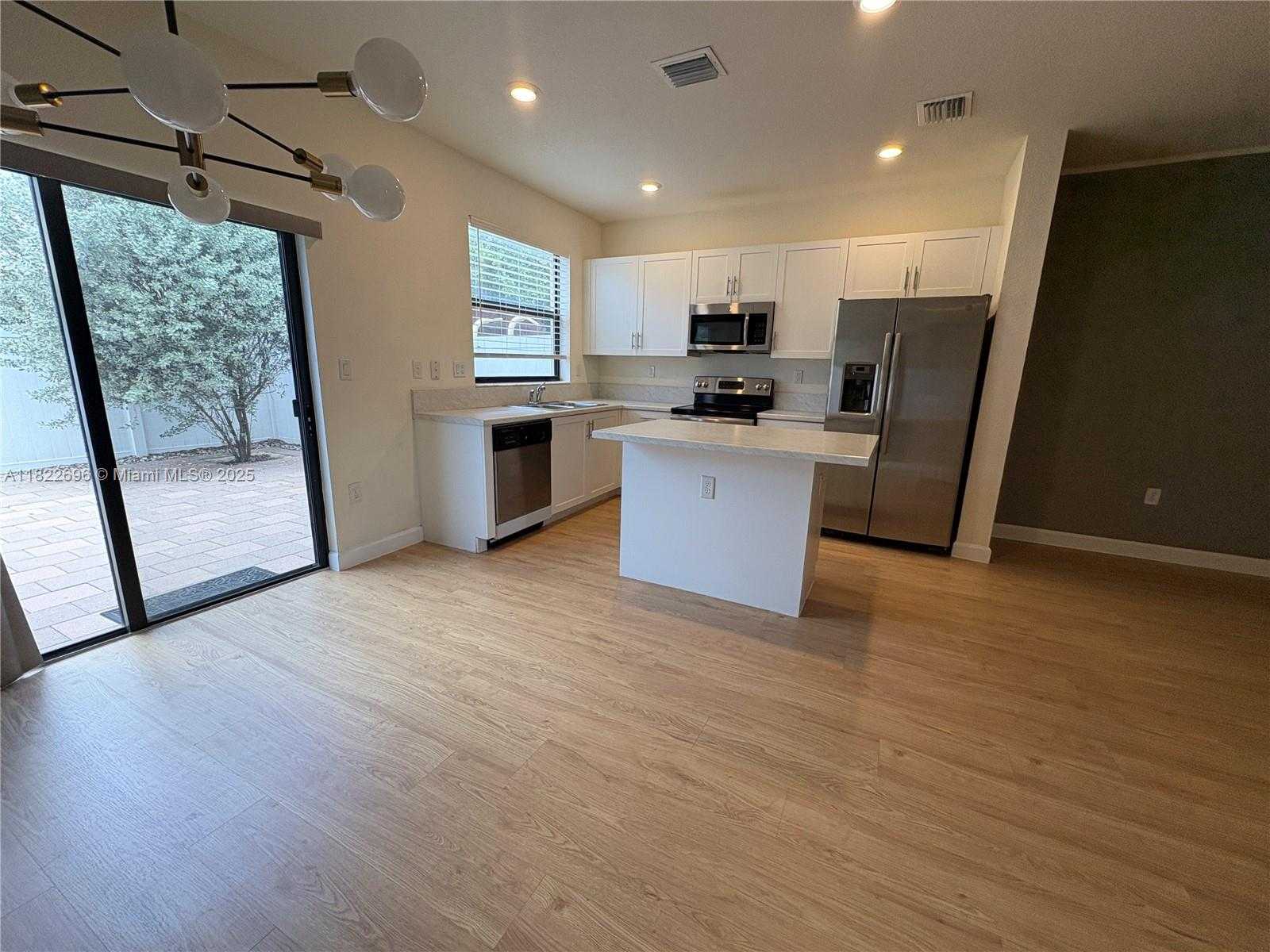 Small Image of 10586 WEST 33RD CT #10586, Hialeah Number 9
