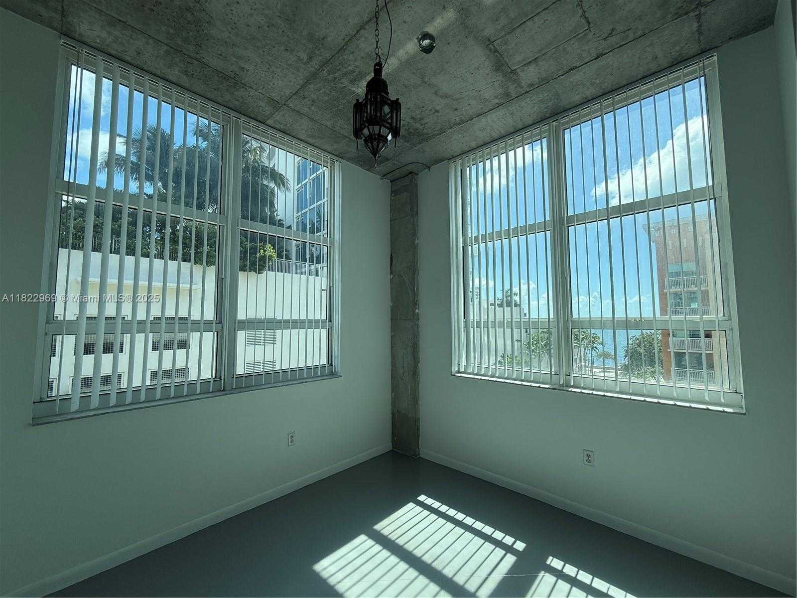 Small Image of 2001 BISCAYNE BLVD #2402, Miami Number 4
