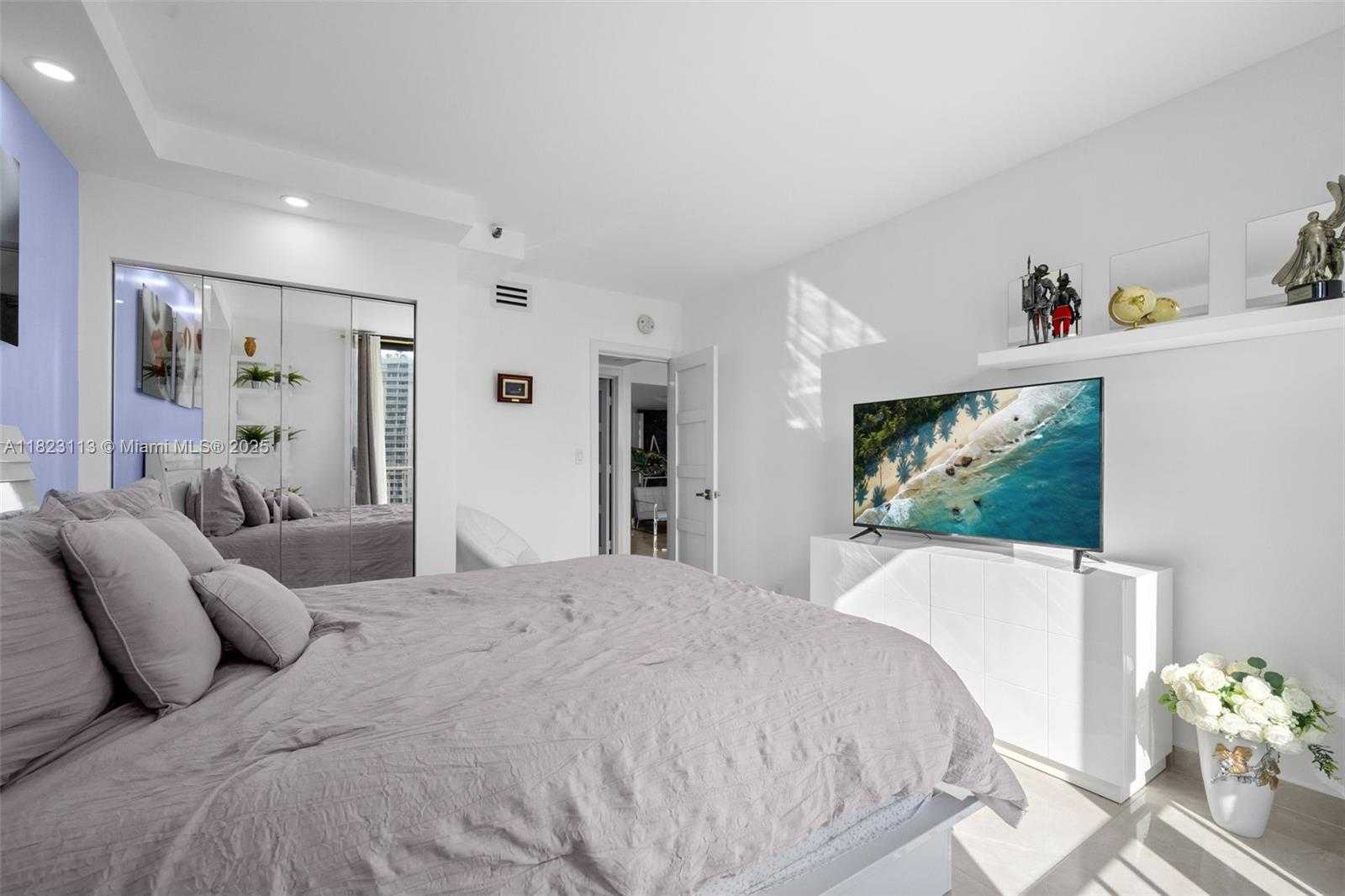 Small Image of 19667 TURNBERRY WAY #20B, Aventura Number 32