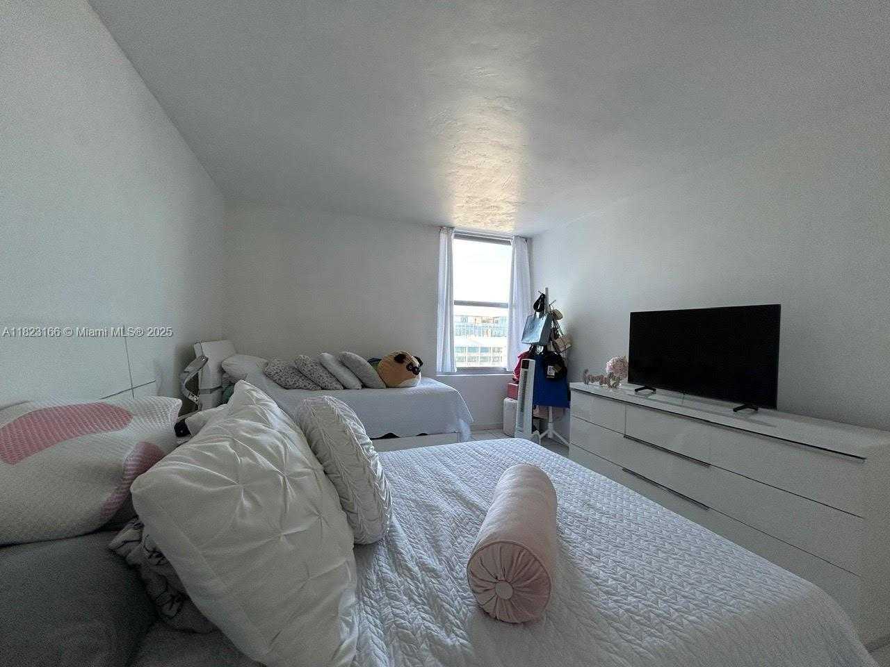Small Image of 2899 COLLINS AVE #1717, Miami Beach Number 16