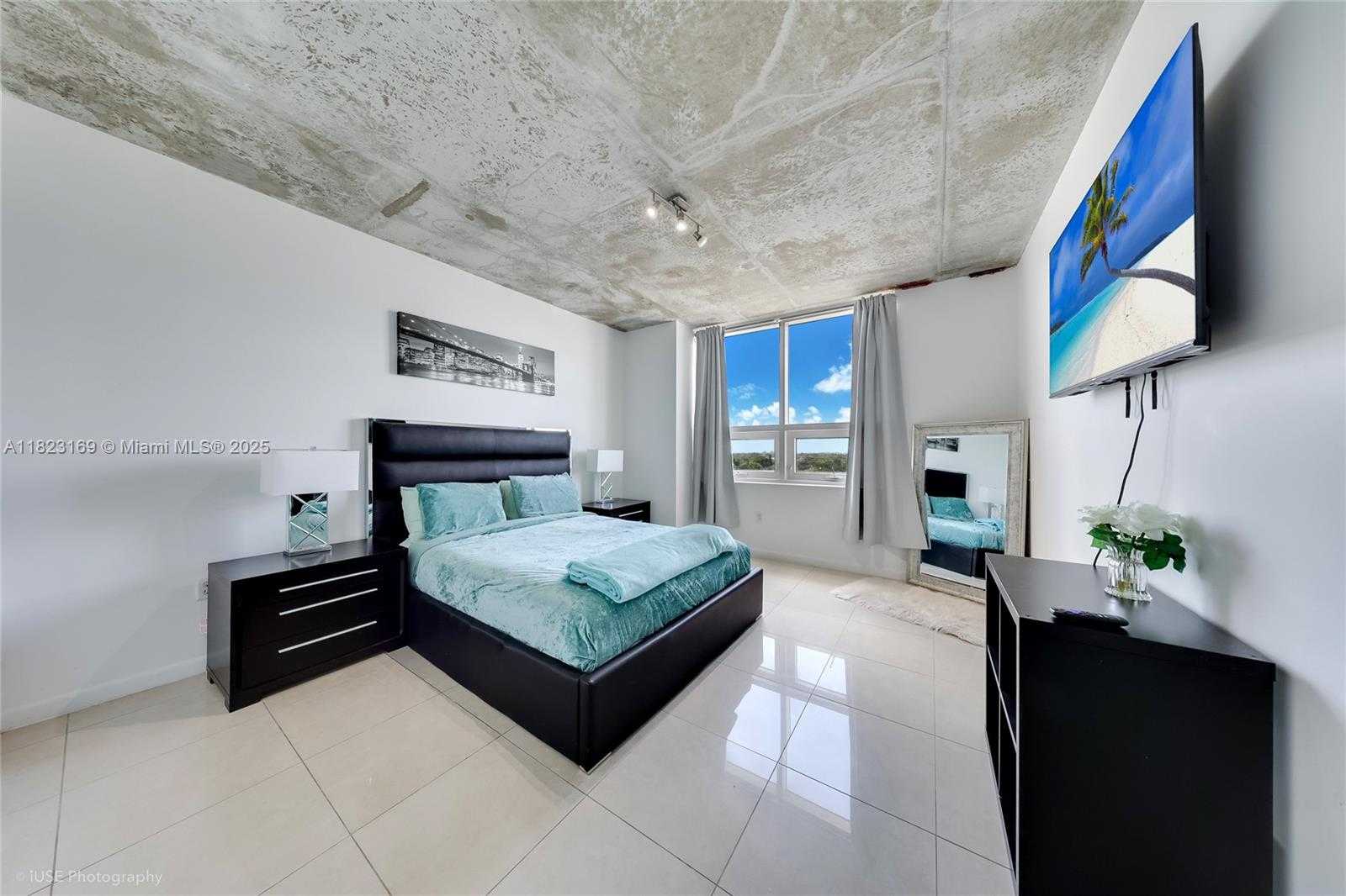 Small Image of Miami Number 11