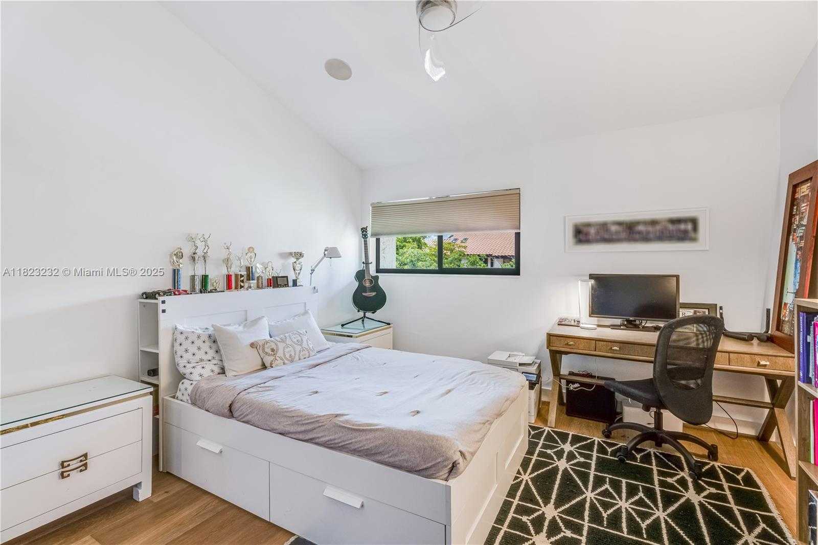 Small Image of 2000 SOUTH BAYSHORE DR #47, Miami Number 25