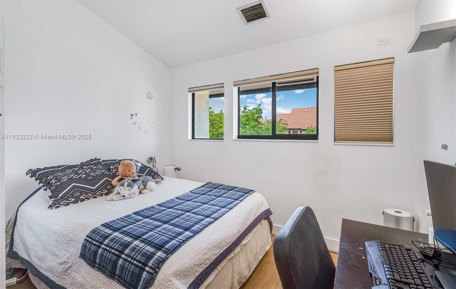 Small Image of 2000 SOUTH BAYSHORE DR #47, Miami Number 27