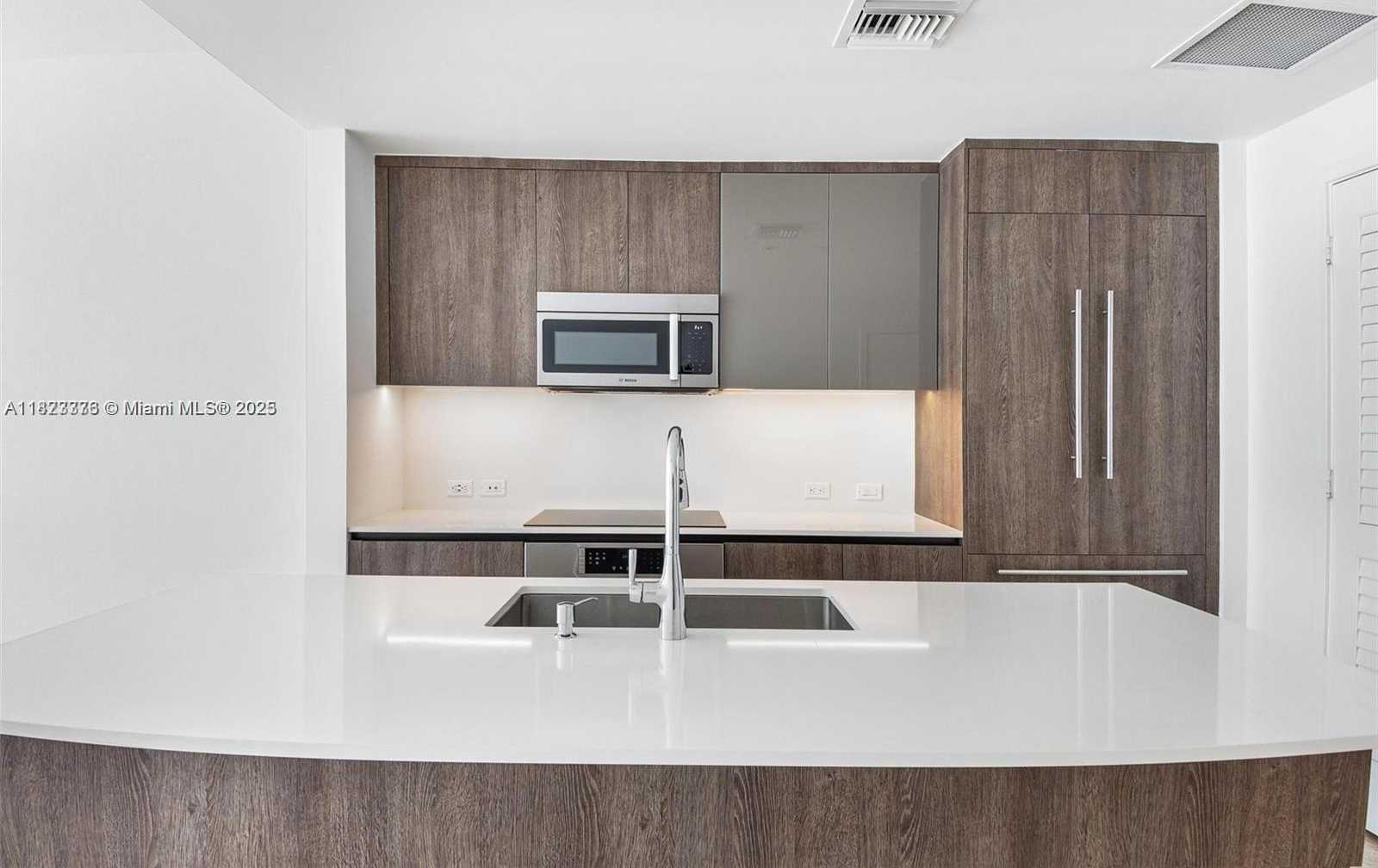 Small Image of 68 SOUTH EAST 6TH ST #806, Miami Number 4