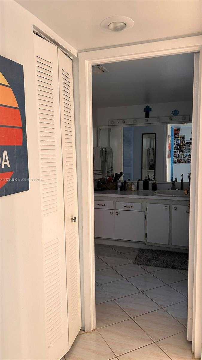 Small Image of 100 BAYVIEW DR #1030, Sunny Isles Beach Number 12