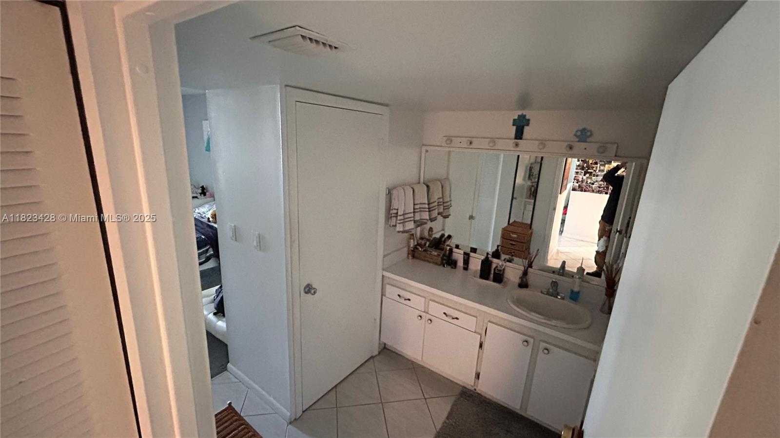 Small Image of 100 BAYVIEW DR #1030, Sunny Isles Beach Number 13