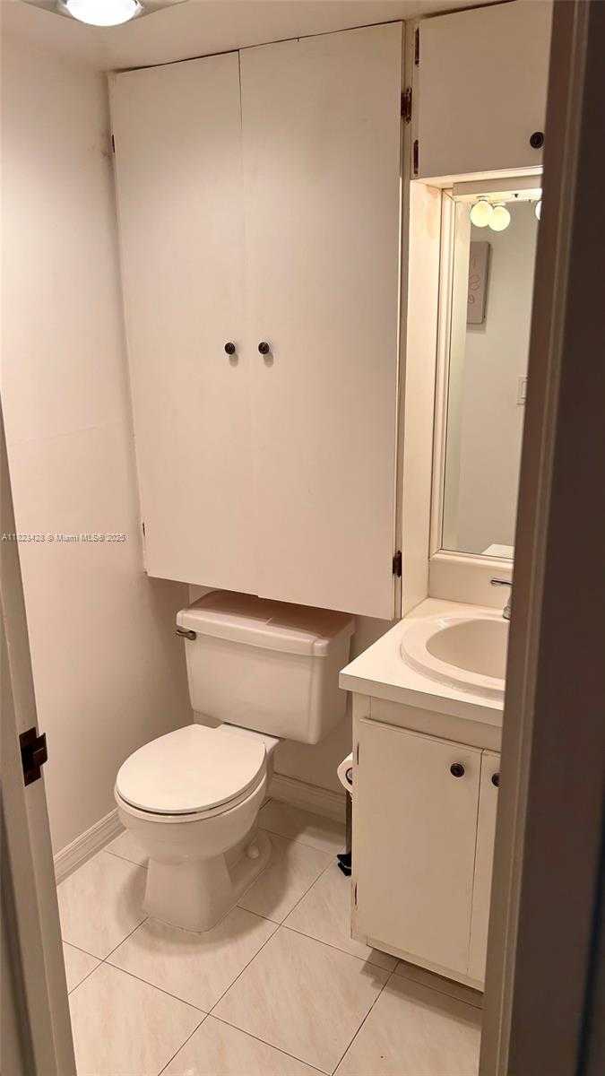 Small Image of 100 BAYVIEW DR #1030, Sunny Isles Beach Number 17