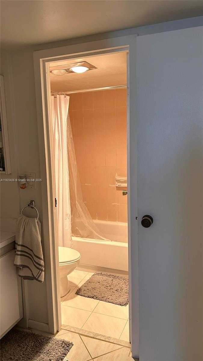 Small Image of 100 BAYVIEW DR #1030, Sunny Isles Beach Number 18