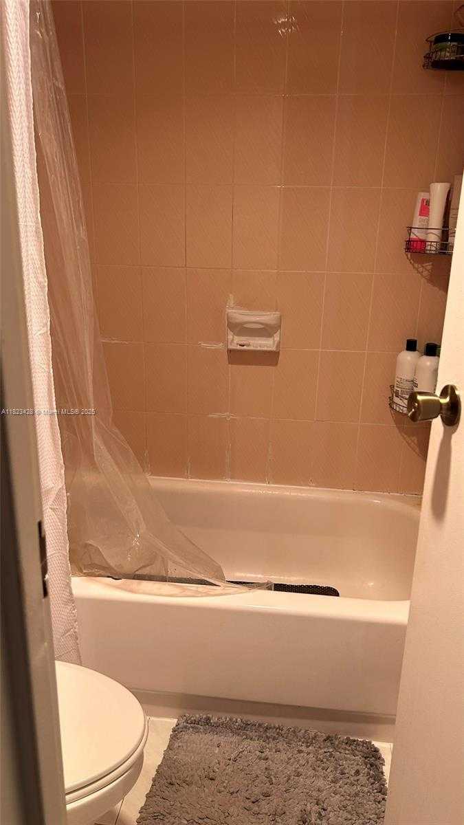 Small Image of 100 BAYVIEW DR #1030, Sunny Isles Beach Number 19