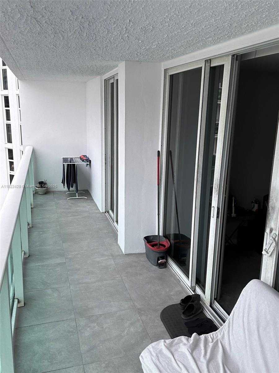 Small Image of 100 BAYVIEW DR #1030, Sunny Isles Beach Number 24