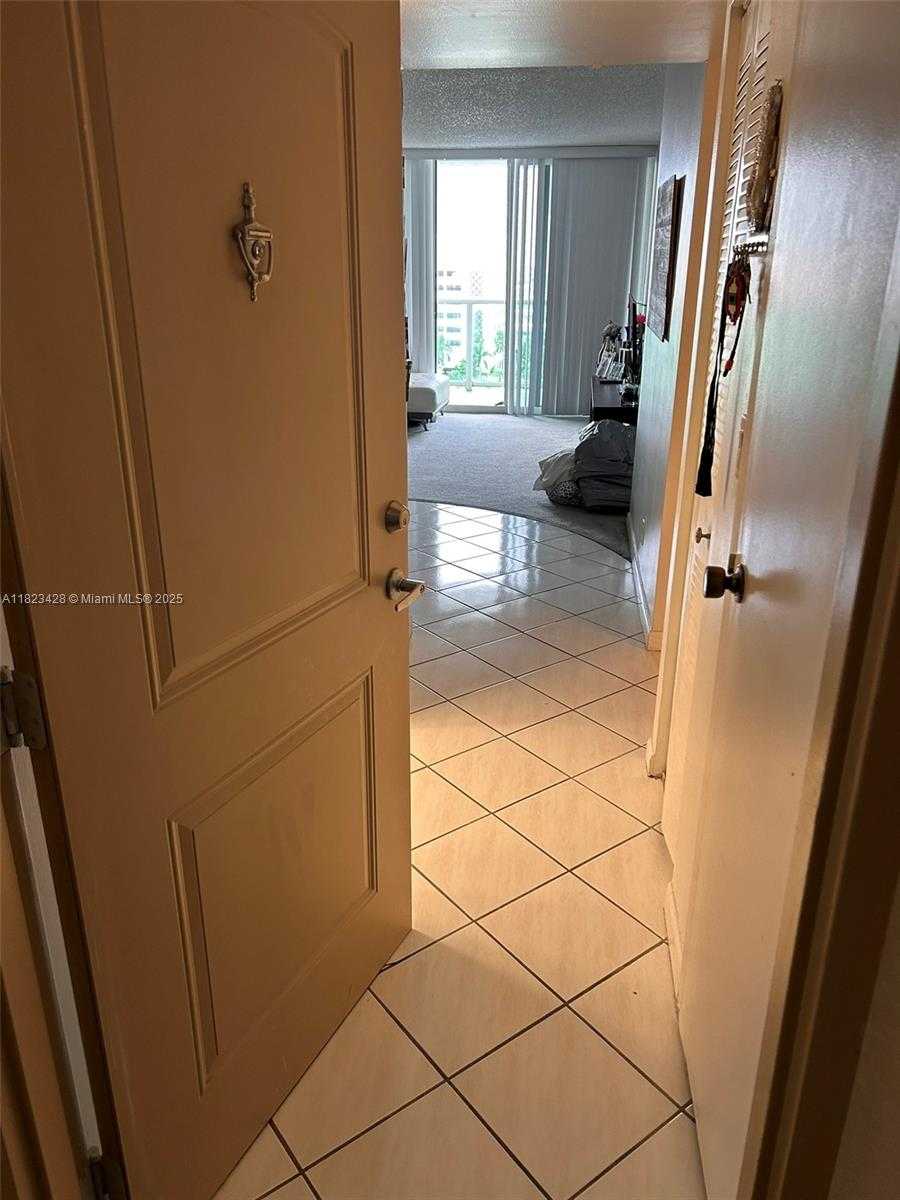 Small Image of 100 BAYVIEW DR #1030, Sunny Isles Beach Number 3